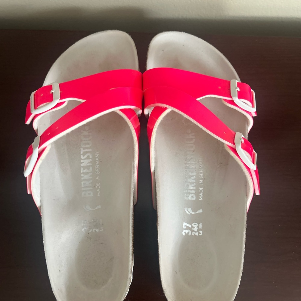 Birkenstock Mayari sandals in neon pink patent leather. Size 37. Worn twice. - Picture 2 of 7